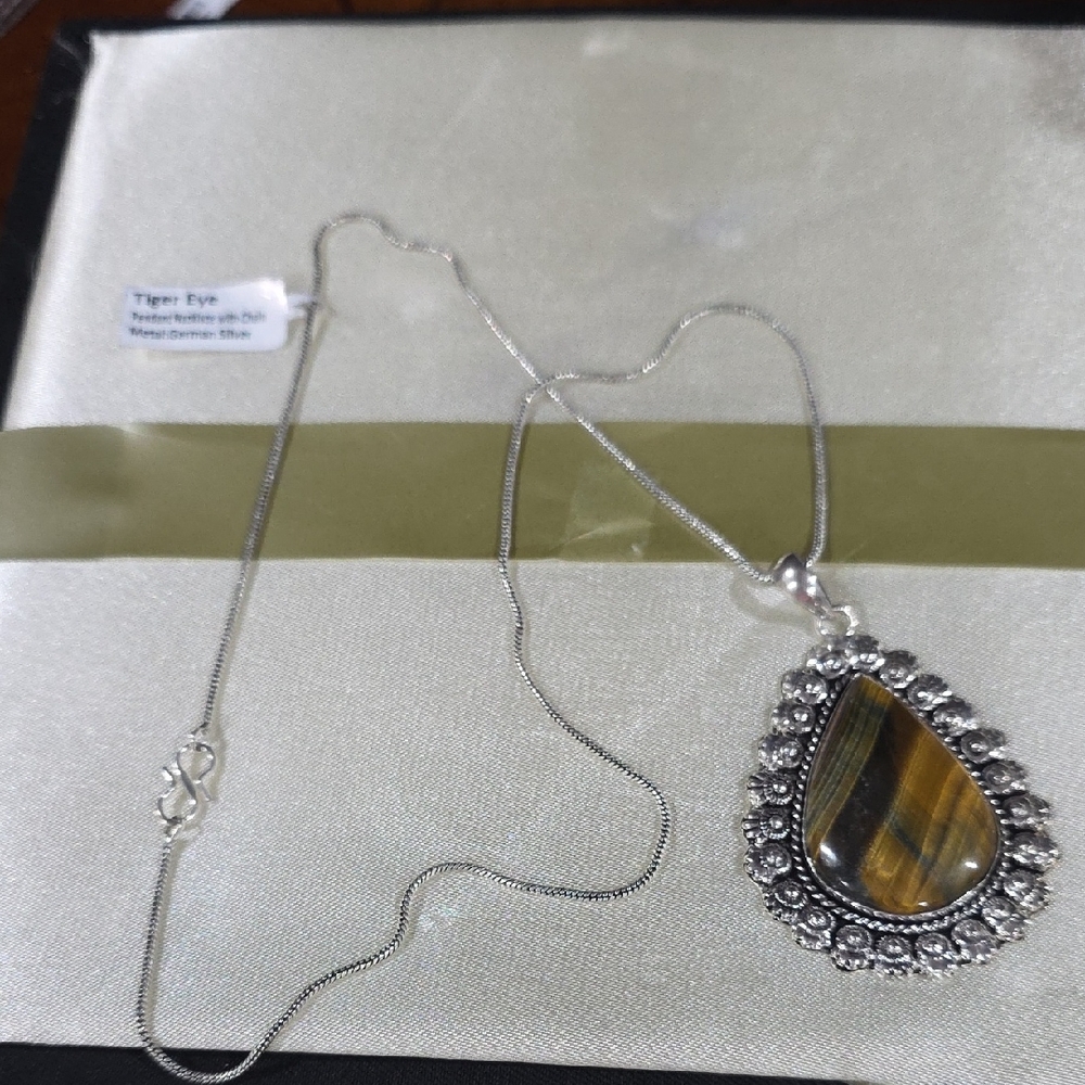 Elegant Silver Necklace with Tiger Eye Pendant